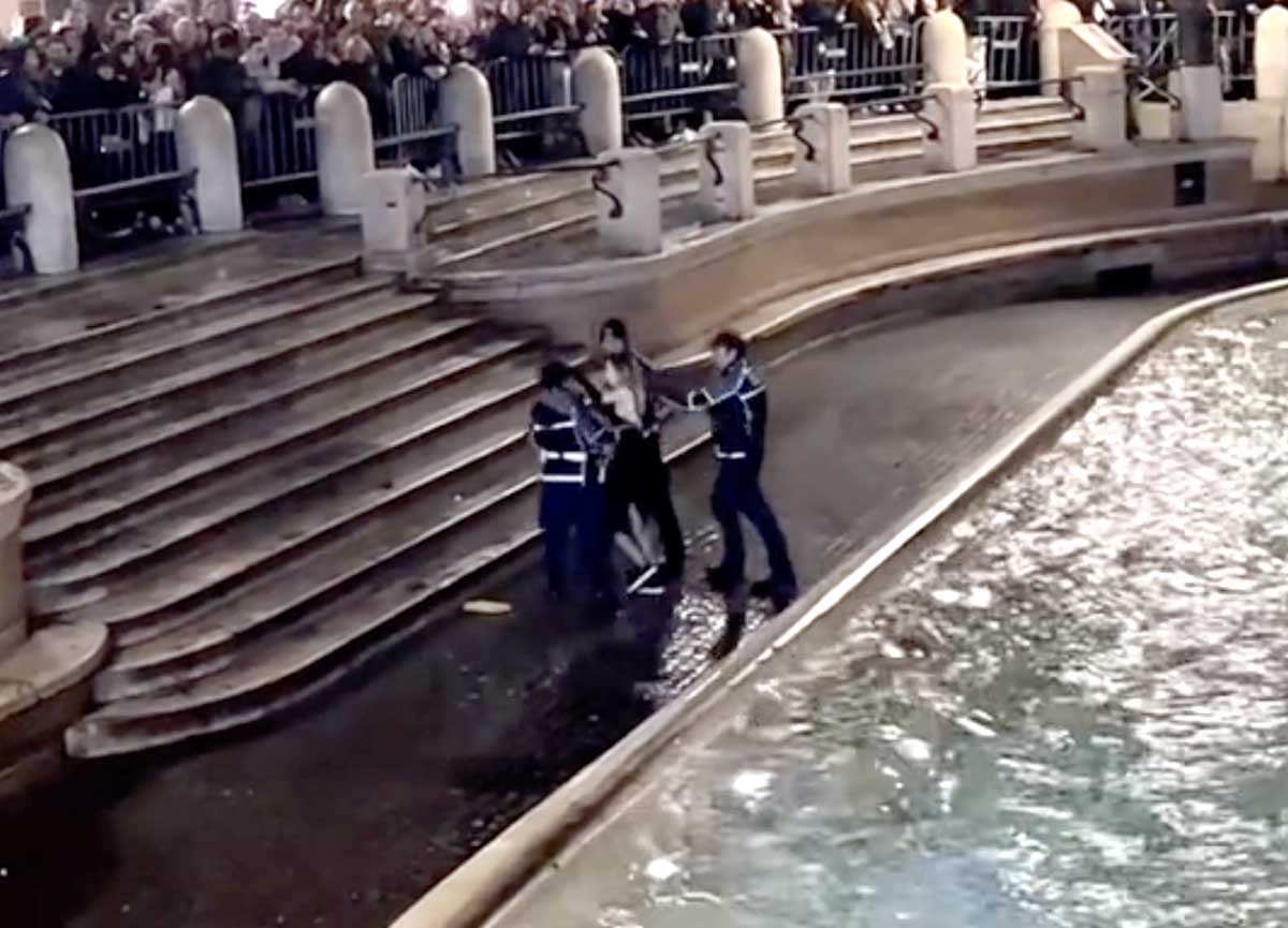 tuffo fontana di trevi 02