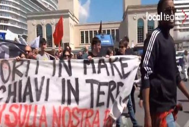 Corteo migranti a Napoli