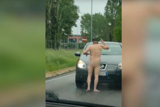 Uomo nudo corre in strada Rovigo