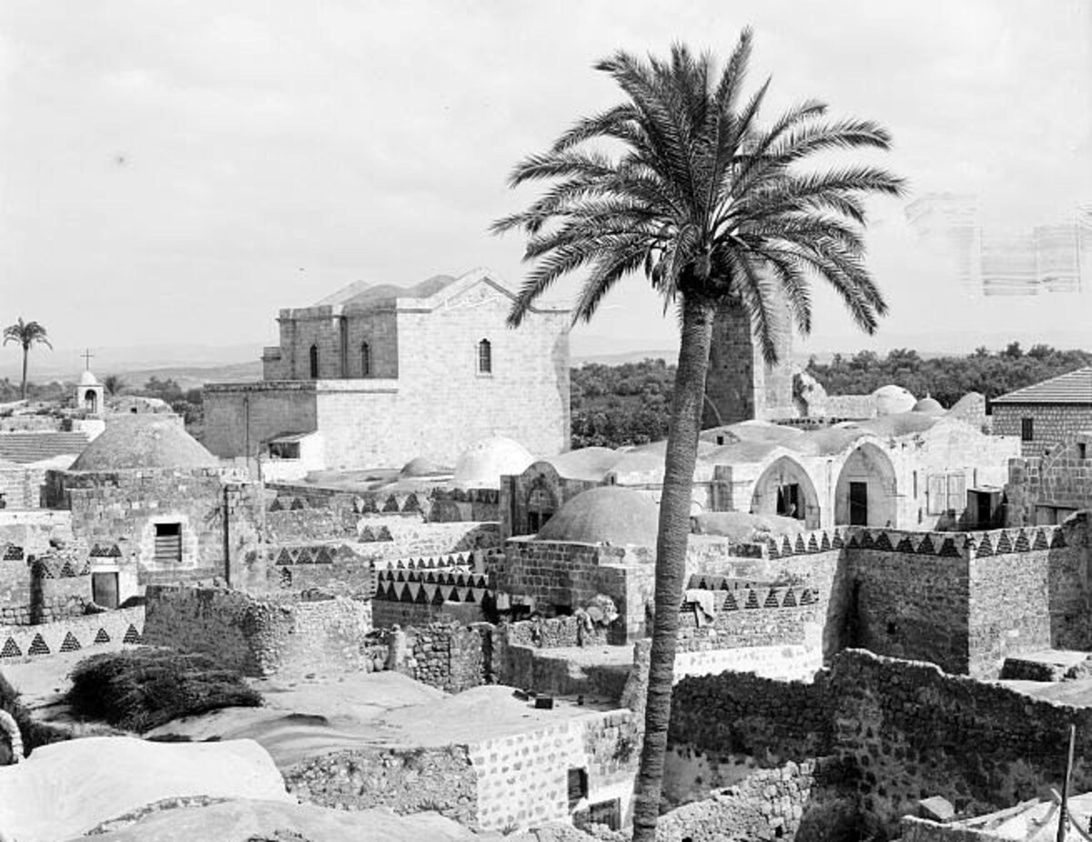 Veduta del villaggio di Lydda, con la cupola della chiesa di san GIorgio, Palestina 1948