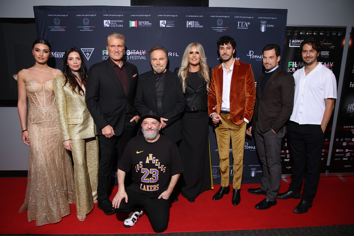 da sinistra Miss Italia Francesca Bergesio, Ilenia Pastorelli madrina del festival, Dolph Lundgren, Tiziana Rocca, Rafael Cebriàn, Giacomo Giannotti, Nat Wolff e Marco Manetti (in basso in ginocchio).