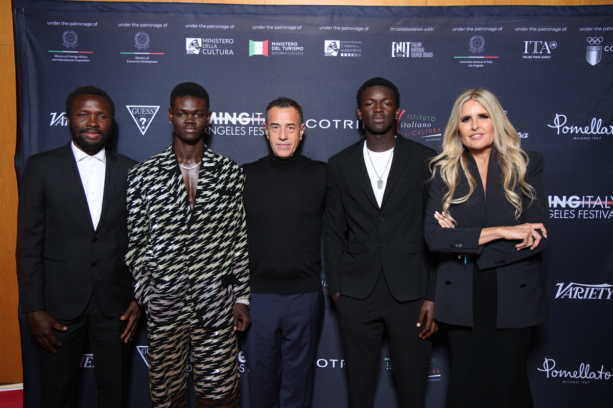 a partire da sinistra Mamadou Kovassi, Moustapha Fall, Matteo Garrone, Seydou Sarr e Tiziana Rocca