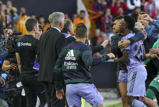 Insulti razzisti a Vinicius ("Scimmia, scimmia") in Valencia-Real Madrid. Poi rissa in campo (foto Lapresse)