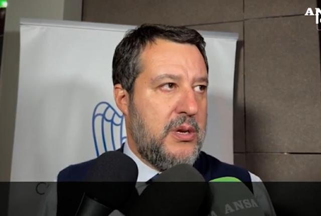 Migranti, Salvini: "Se un giudice si sente di Rifondazione comunista, si candidi"