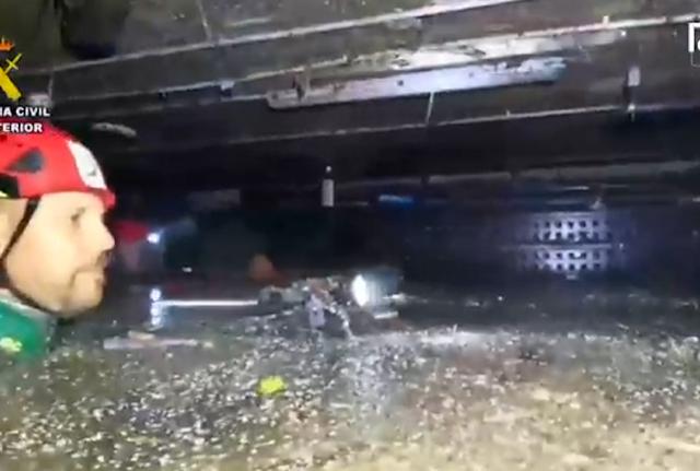 Alluvione a Valencia, i sub cercano i dispersi negli edifici e garage inondati