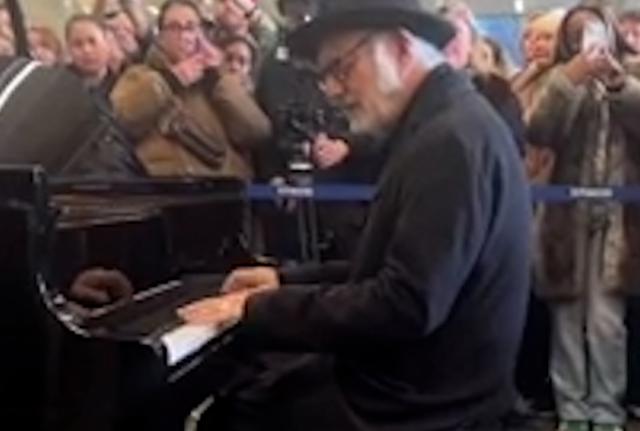 Londra, Ludovico Einaudi improvvisa un concerto alla stazione St Pancras.