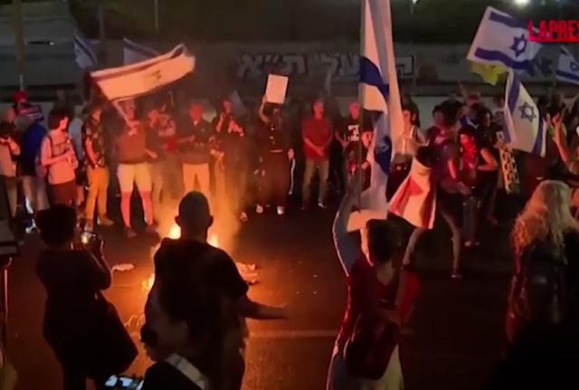 Guerra in Medio Oriente, proteste a Tel Aviv dopo il licenziamento di Gallant: bloccata l’autostrada 