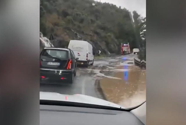 Maltempo a Cogoleto: le immagini delle auto costrette a fare slalom tra sassi e cascate di fango