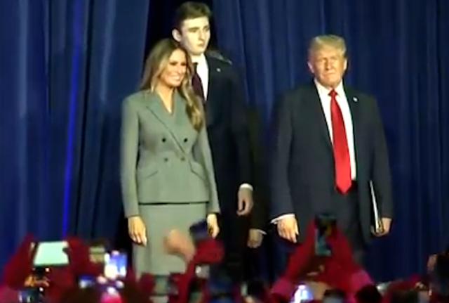 Elezioni Usa, Trump presidente: l'ingresso vittorioso sul palco di Palm Beach con la moglie Melania e tutta la famiglia