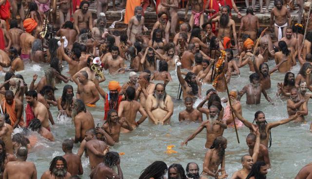 India, bagno sacro nel Gange (Foto Lapresse)