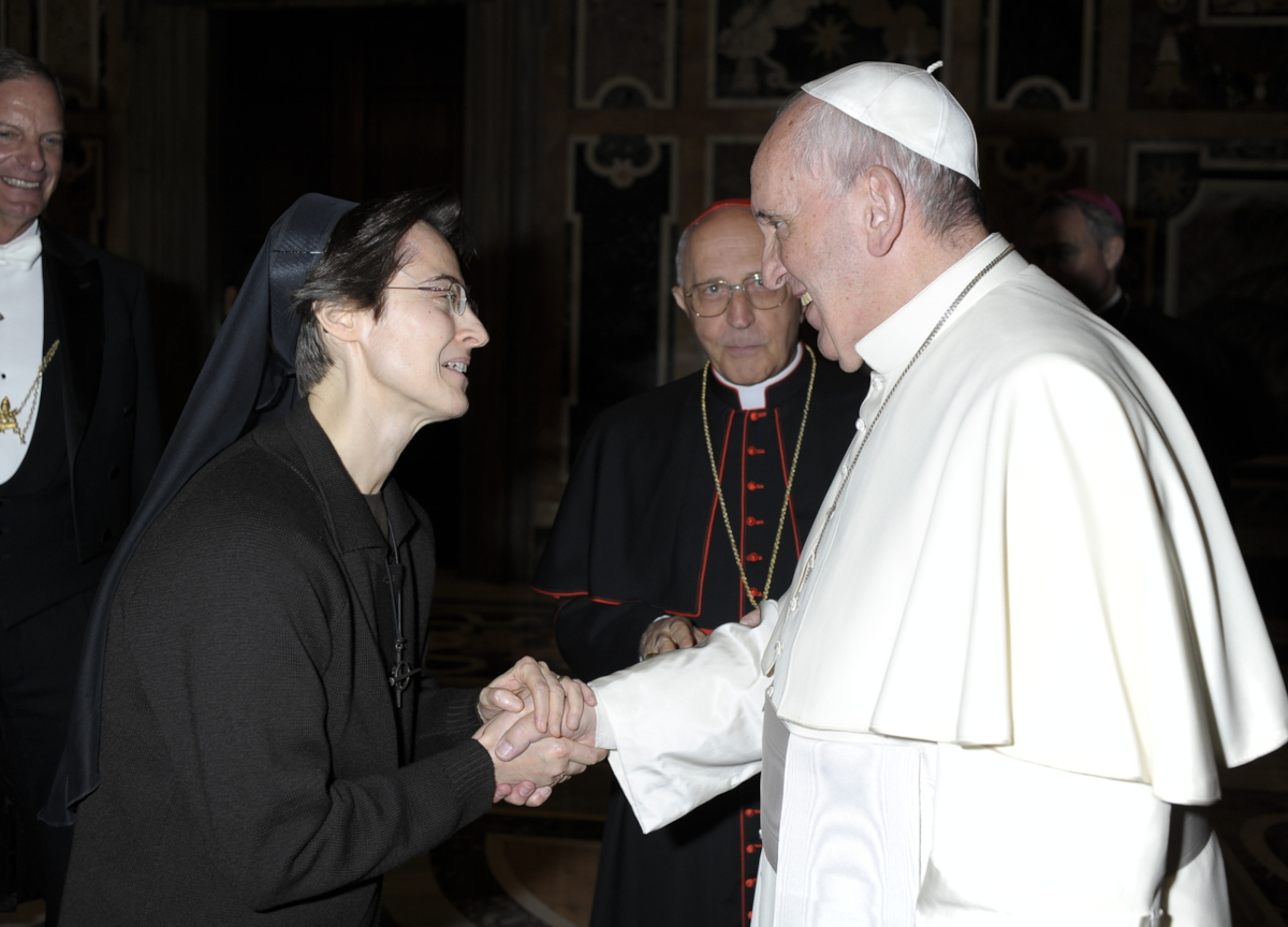 Suor Raffaella Petrini e Papa Francesco (Foto Lapresse)