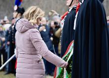 Foibe, il Giorno del ricordo: bandiere a mezz'asta e cerimonia alla Camera. Meloni: "Questa storia appartiene all'Italia intera" Foibe, il Giorno del ricordo: bandiere a mezz'asta e cerimonia alla Camera. Meloni: "Questa storia appartiene all'Italia intera"