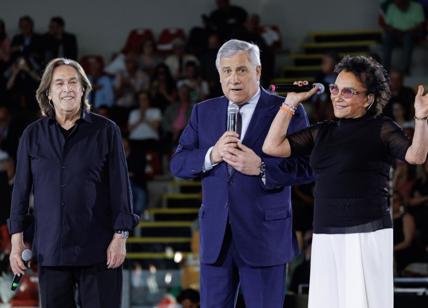 Tajani, convention show di FI. Poi canta e balla con i Ricchi e Poveri