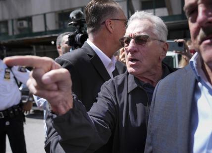 De Niro, show davanti al tribunale contro Trump: "Imbroglione, vai in galera"