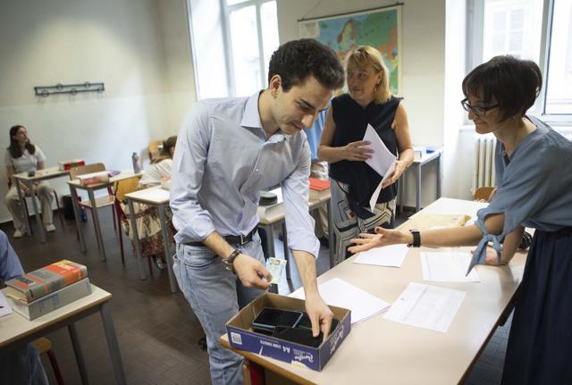 Studenti in aula per la prova di maturità