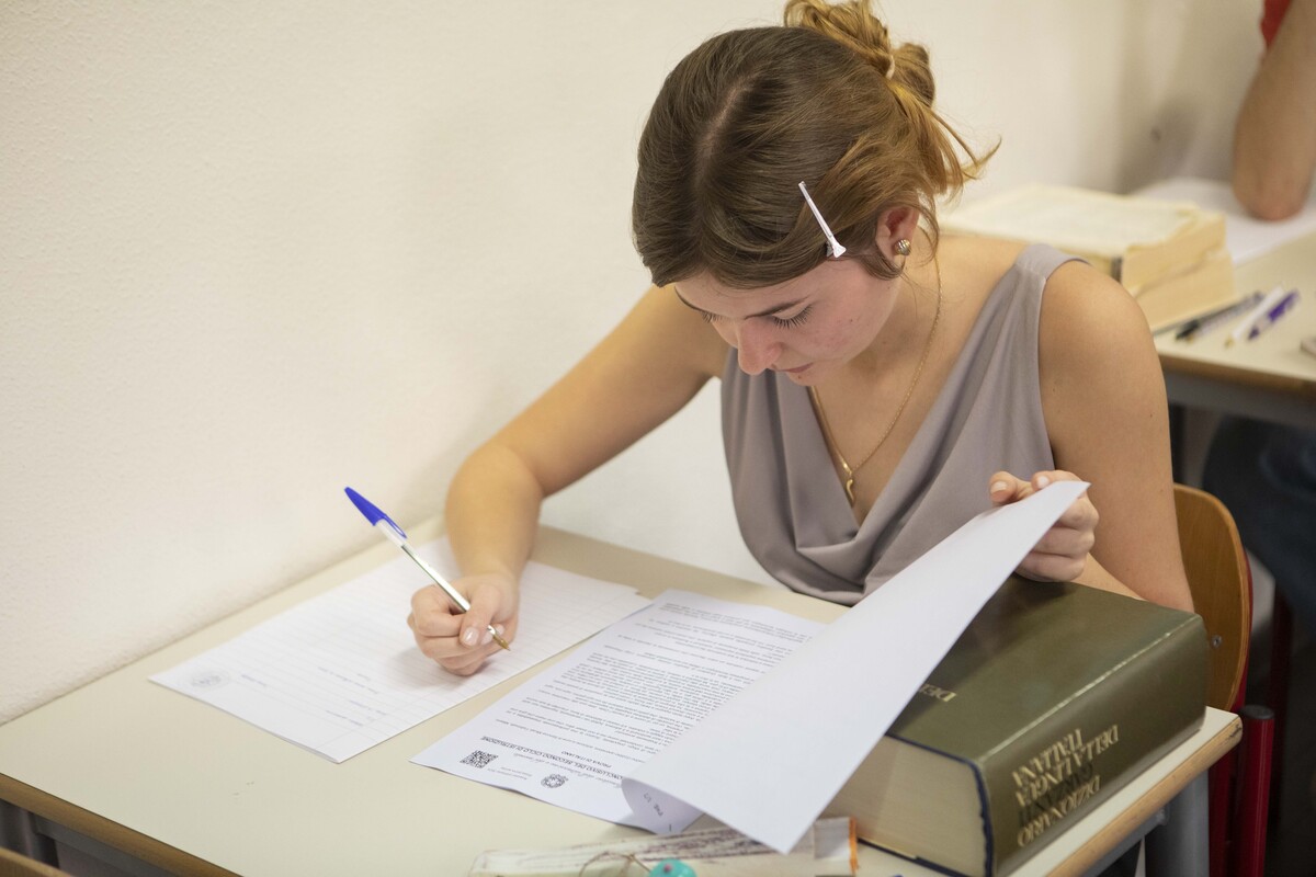 Studenti in aula per la prova di maturità