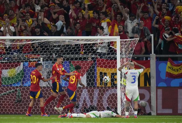 L'autogol di Riccardo Calafiori decide Spagna-Italia (foto Lapresse)