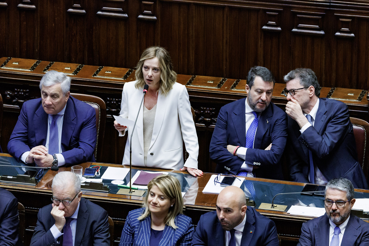 Giorgia Meloni al centro; Antonio Tajani a sinistra; Matteo Salvini a destra