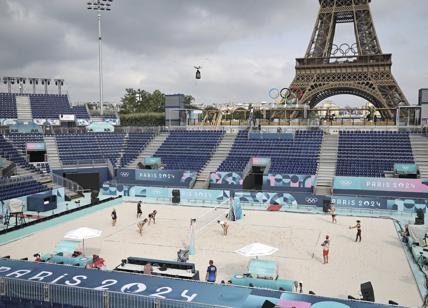 Parigi 2024, mancano uova e pollo: atleti protestano e boicottano la mensa delle Olimpiadi