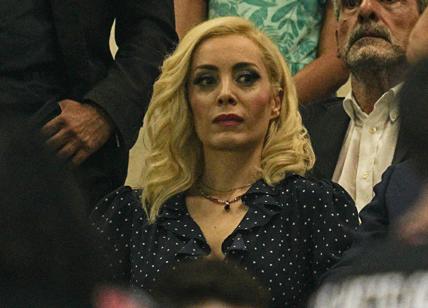 Marta Fascina sfoggia il suo nuovo look al trofeo Silvio Berlusconi, ma in aula è record di assenze. FOTO