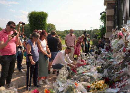 Alain Delon, funerali blindati per l'attore: migliaia di fiori ma solo una cinquantina di persone