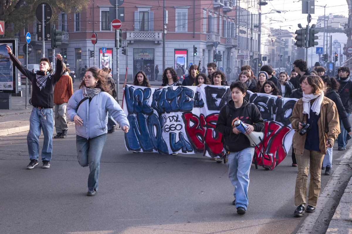 Milano, manifestazione studentesca No Meloni Day