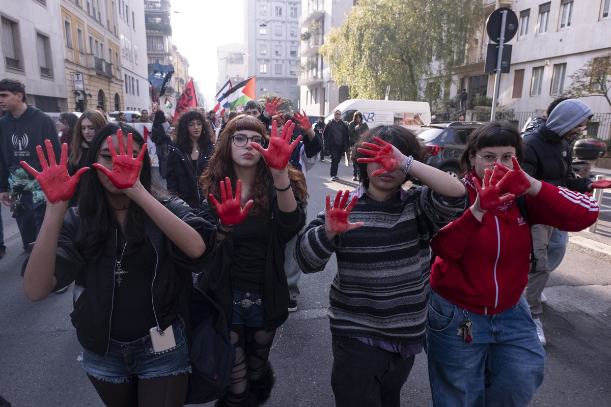 Milano, manifestazione studentesca No Meloni Day