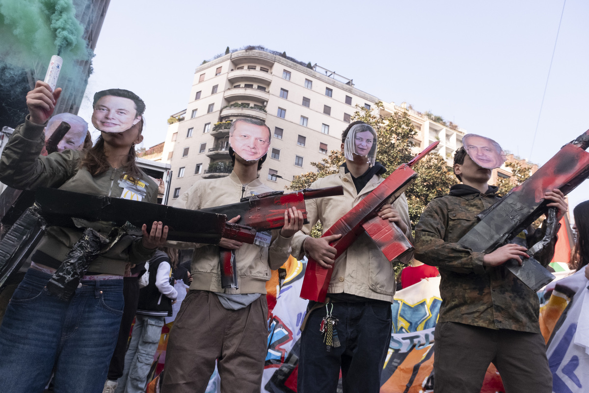 Milano, manifestazione studentesca No Meloni Day