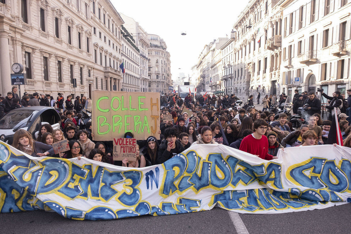 Milano, manifestazione studentesca No Meloni Day