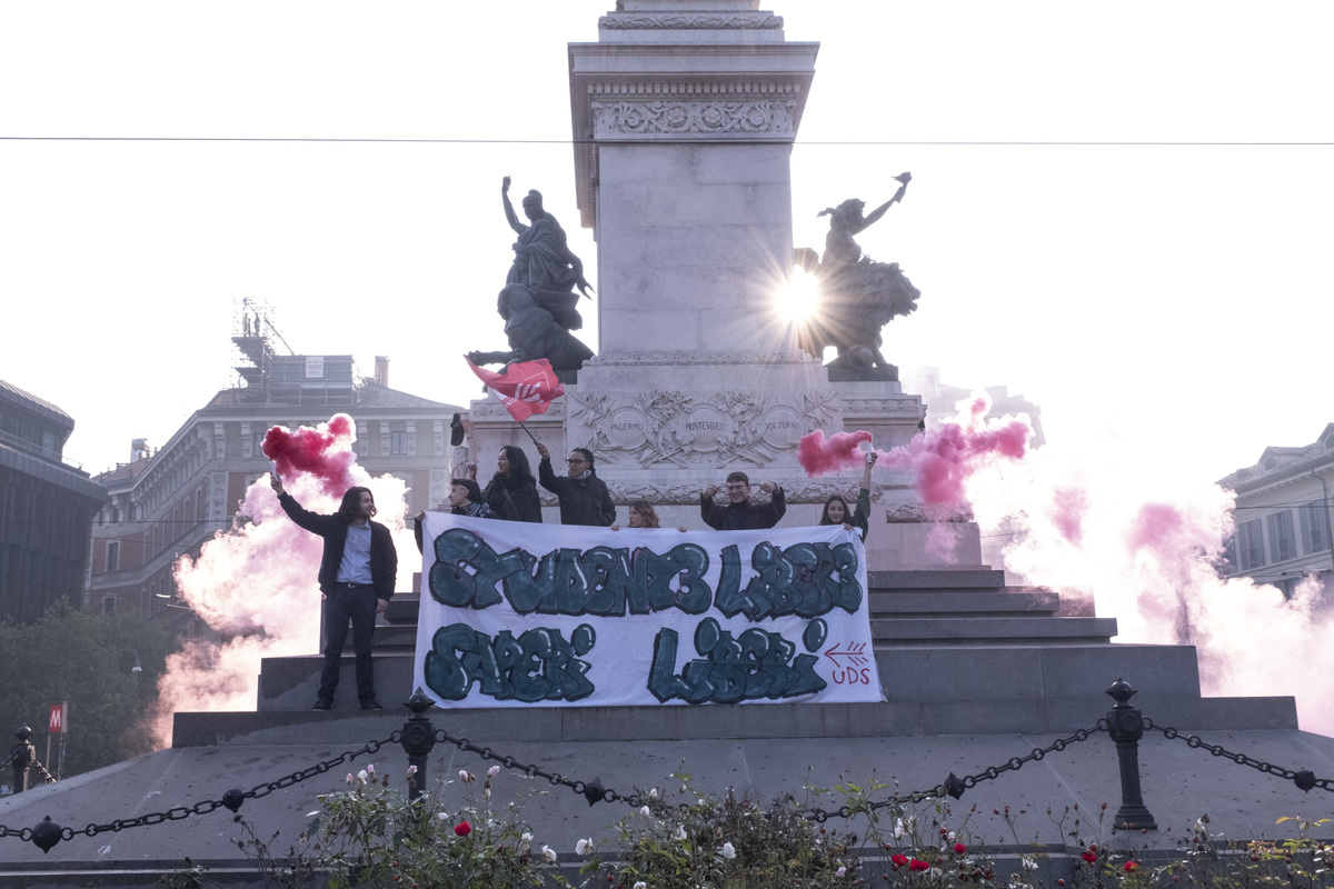 Milano, manifestazione studentesca No Meloni Day