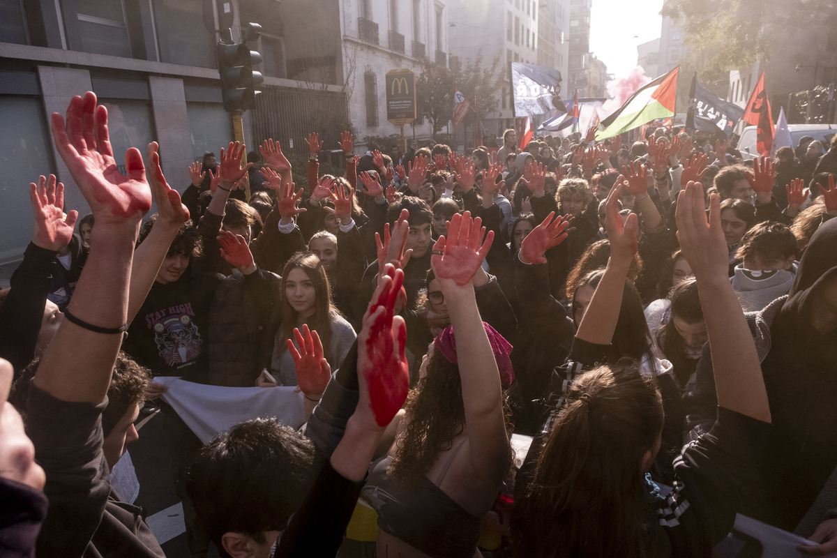 Milano, manifestazione studentesca No Meloni Day