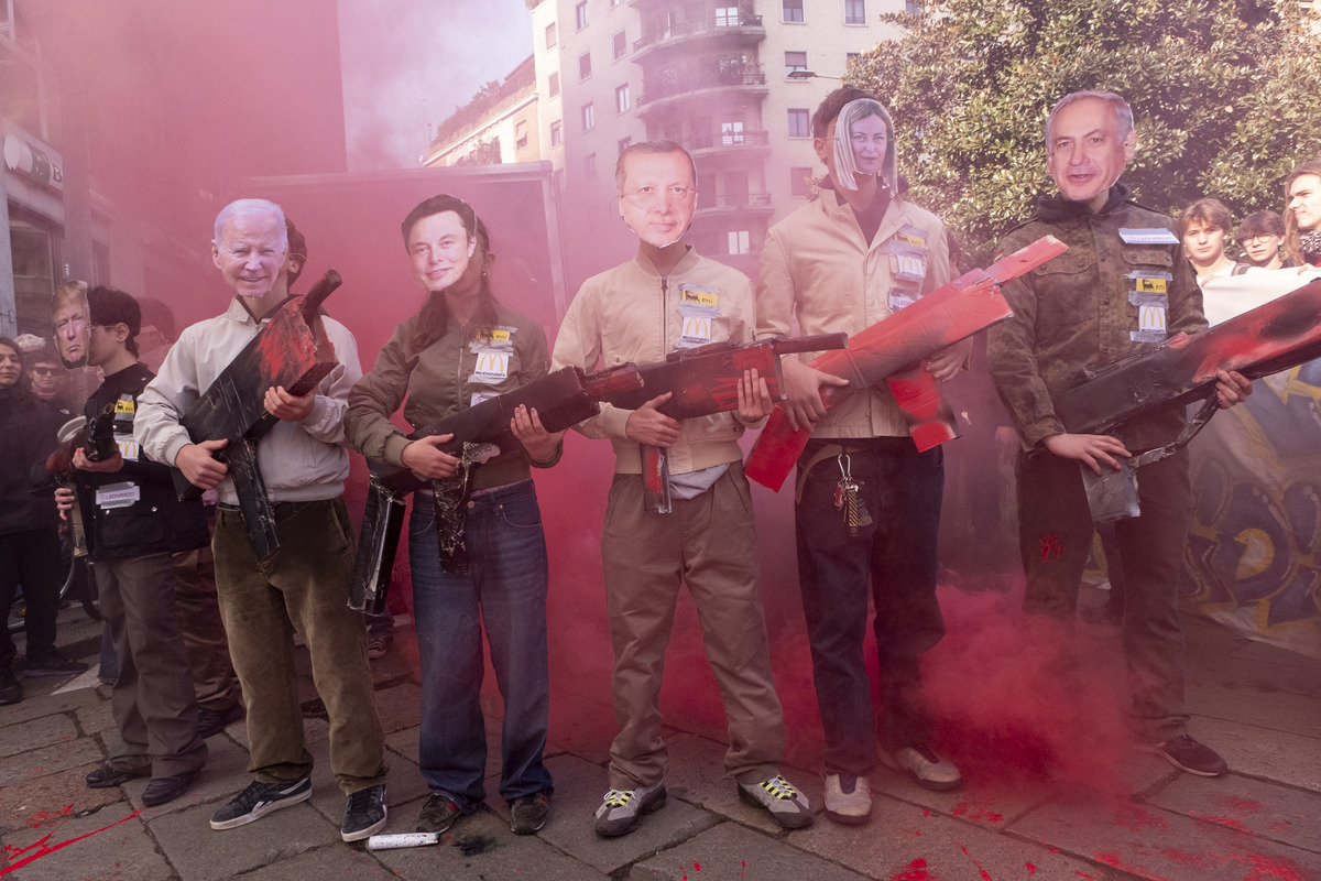 Milano, manifestazione studentesca No Meloni Day