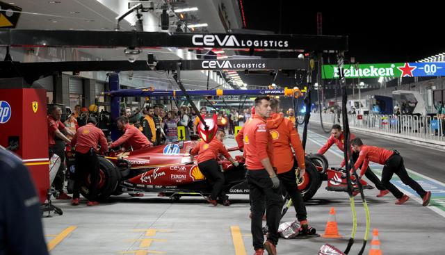 F1 Las Vegas on ice Verstappen: "Niente aderenza, come guidare sul ghiaccio". Ferrari, Leclerc preoccupato