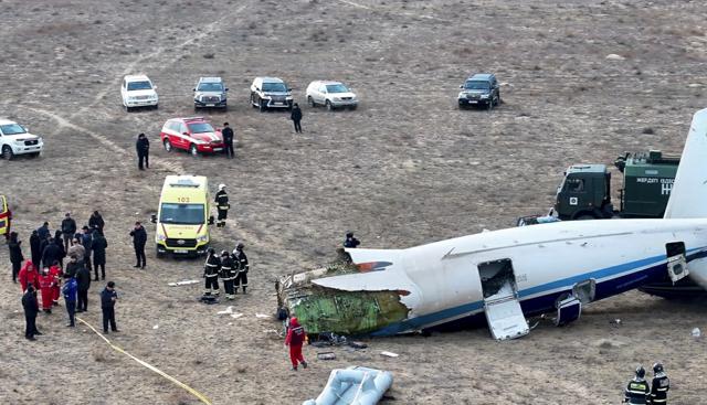 Aereo precipitato in Kazakistan, ci sono 38 morti (Foto Lapresse)