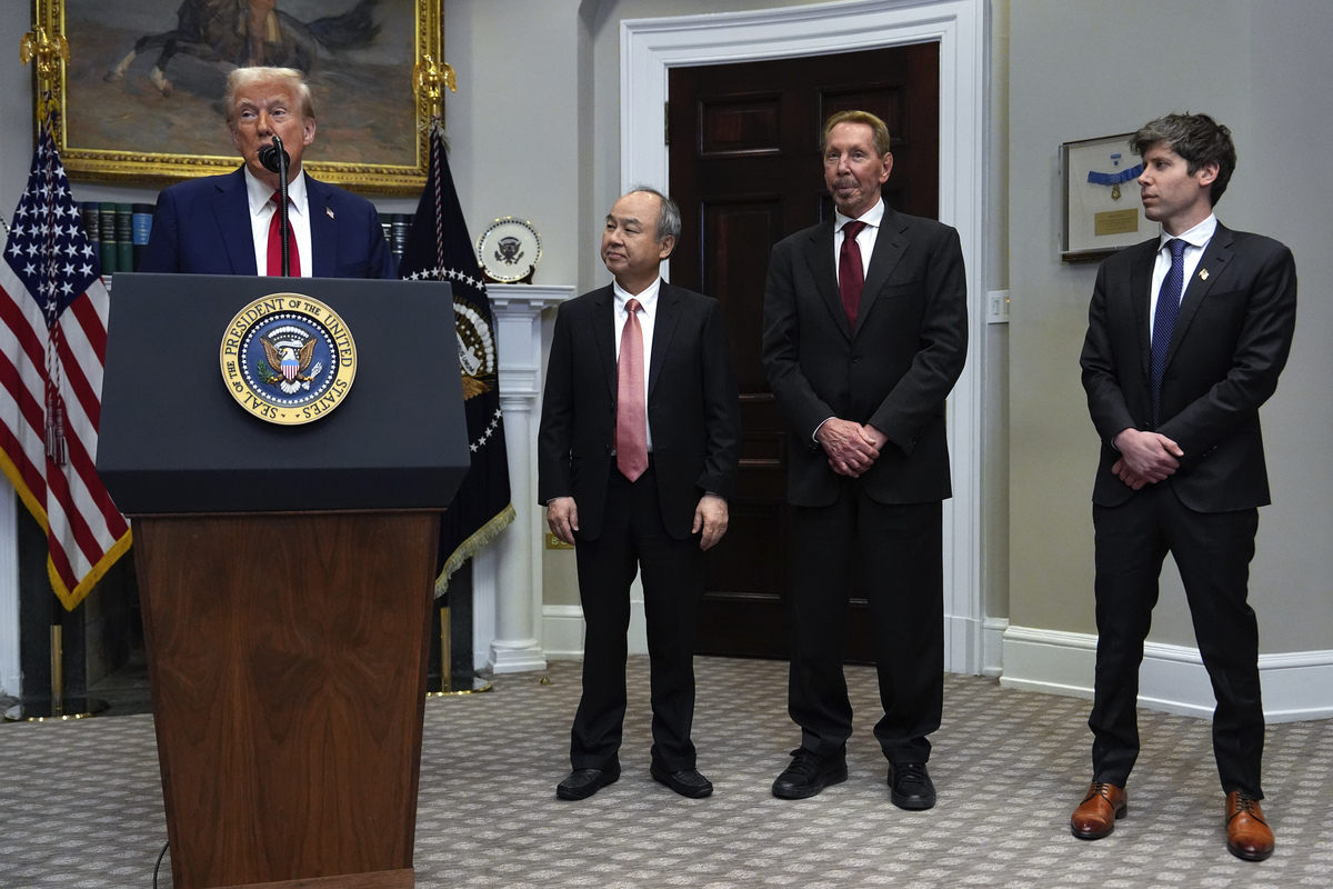 Il presidente Donald Trump annuncia il progetto Stragate davanti a Masayoshi Son, CEO di SoftBank, Larry Ellison, presidente e CTO di Oracle, e Sam Altman, CEO di OpenAI