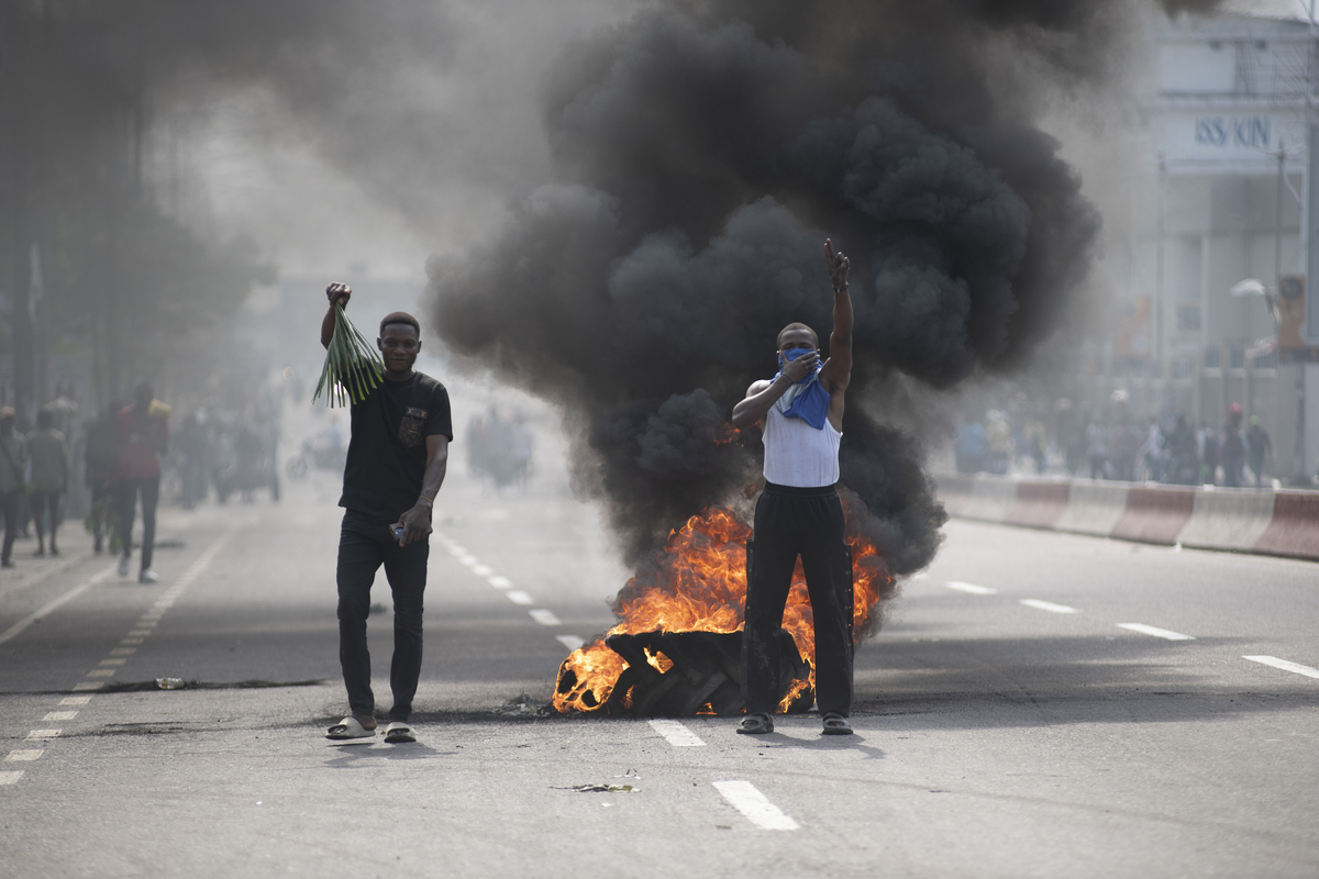 La gente protesta a Kinshasa nella Repubblica Democratica del Congo