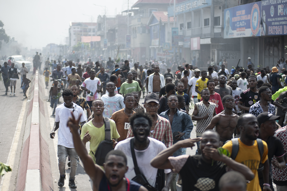 La gente protesta a Kinshasa nella Repubblica Democratica del Congo