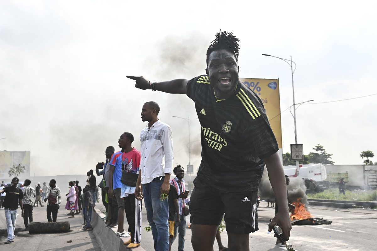 La gente protesta a Kinshasa nella Repubblica Democratica del Congo