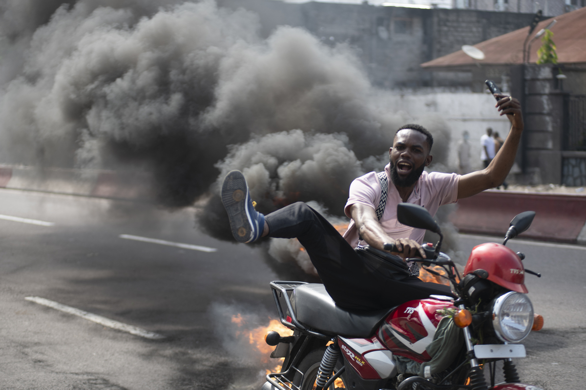 La gente protesta a Kinshasa nella Repubblica Democratica del Congo