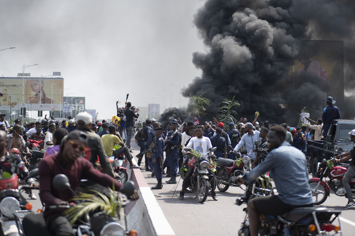 La gente protesta a Kinshasa nella Repubblica Democratica del Congo