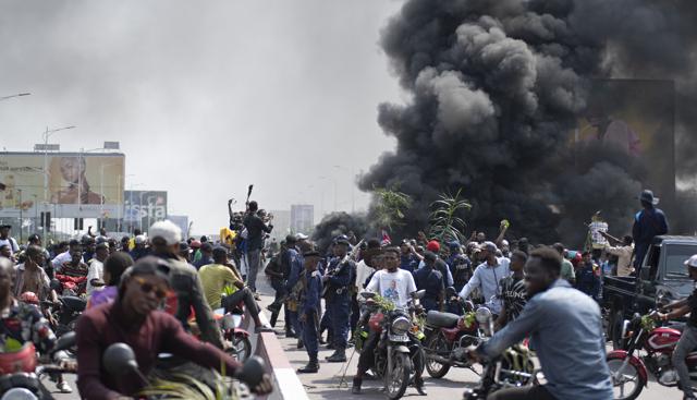 La gente protesta a Kinshasa nella Repubblica Democratica del Congo