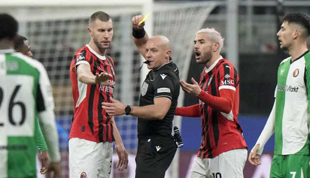 Pavlovic, Theo Hernandez e l'arbitro Szymon Marciniak - Foto Lapresse