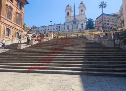 Bruciamo tutto, blitz femminista a Trinità de' Monti: vernice sulla scalinata