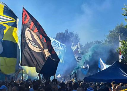Libera la Lazio, migliaia di tifosi in piazza per urlare "Lotito vattene"