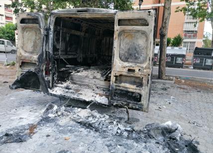 Tor Bella Monaca, rivolta dei pusher contro i lavori: bruciato un furgone