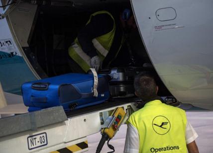 Orrore in pista, risucchiato dal motore dell'aereo e triturato: morto un uomo