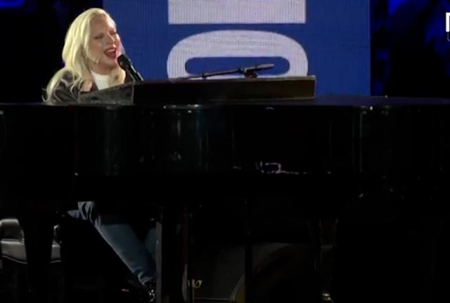 Elezioni Usa 2024, Lady Gaga al piano canta "God bless America" per Kamala Harris