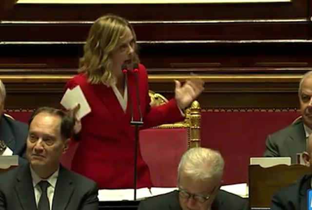 Governo, bagarre al Senato. Meloni ironica: "Piuttosto che farmi spiegare le mie parole dai M5S, mi dimetto"