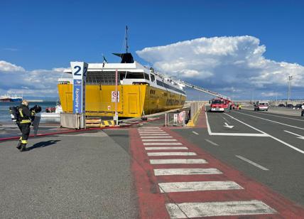 Isola d'Elba, fiamme su traghetto a Piombino: evacuati passeggeri e personale