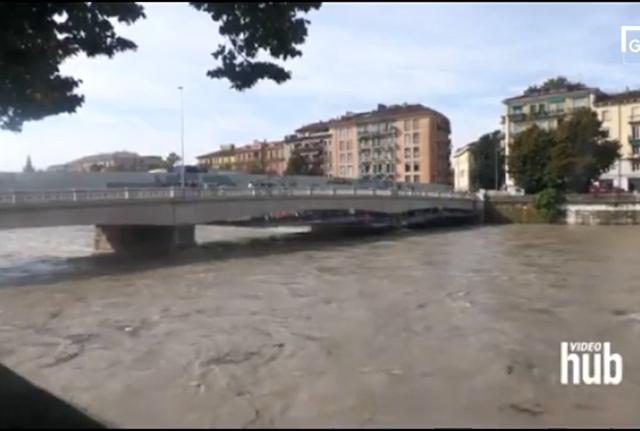 La piena dell'Adige fa paura a Verona: sollevata l'impalcatura mobile di Ponte Nuovo